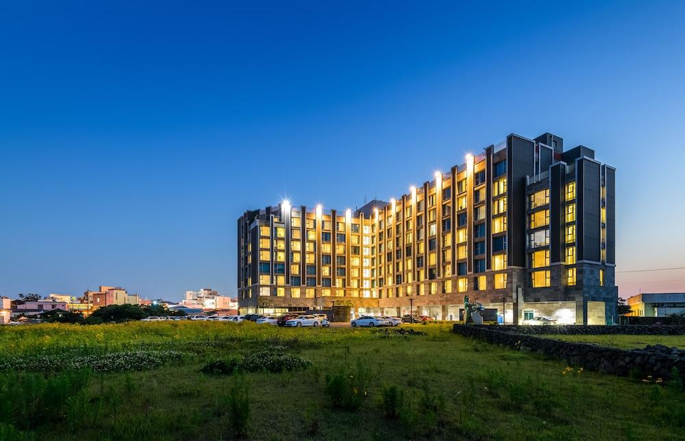 Brown Suites Hotel And Resort Jeju Exterior photo
