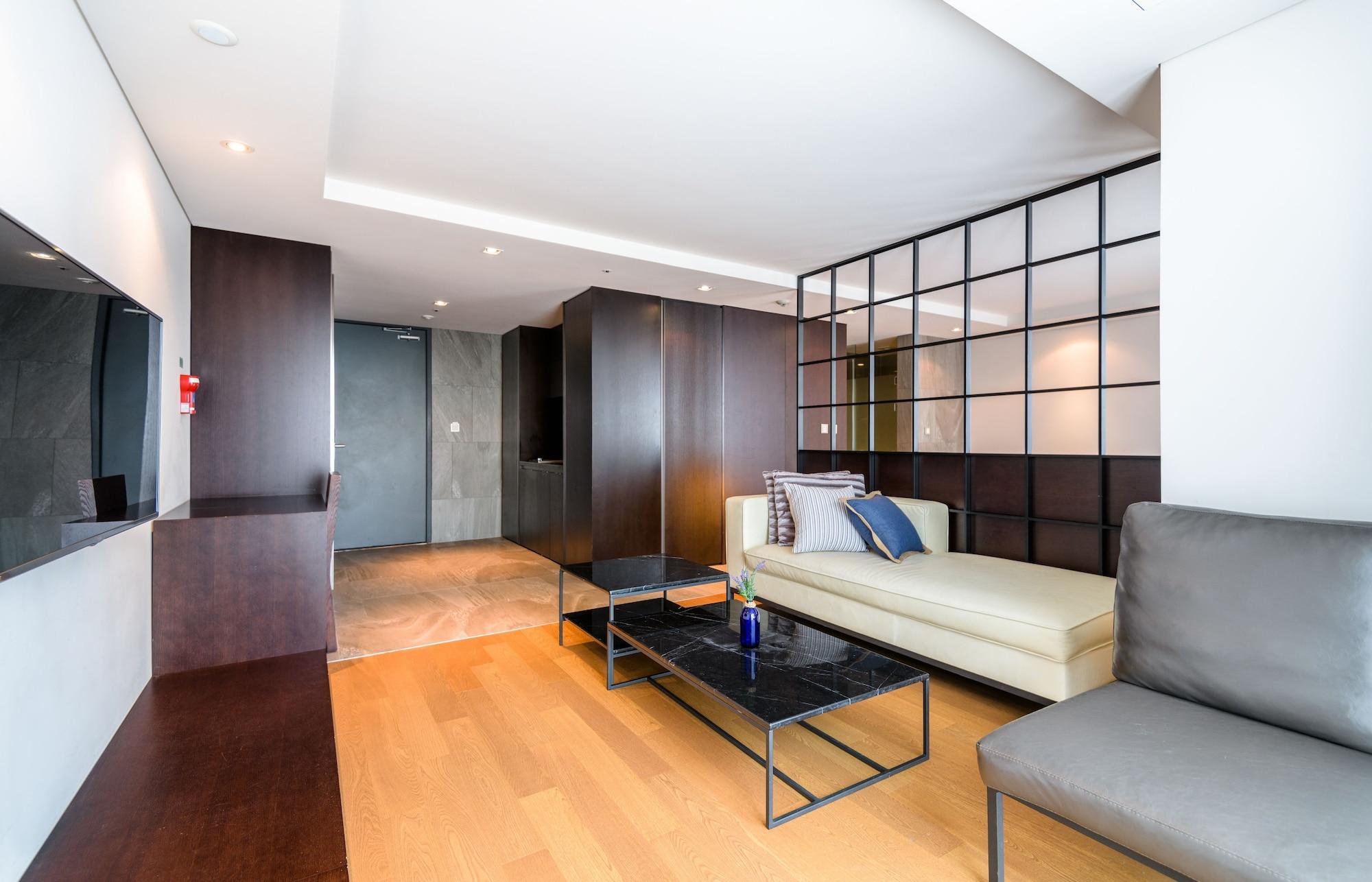 Brown Suites Hotel And Resort Jeju Exterior photo