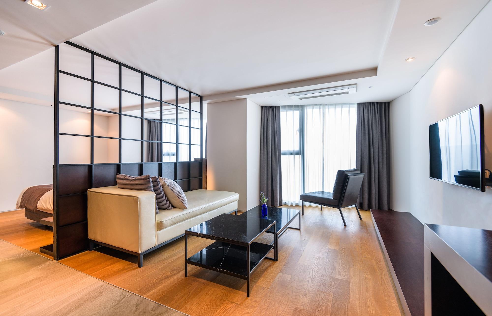Brown Suites Hotel And Resort Jeju Exterior photo