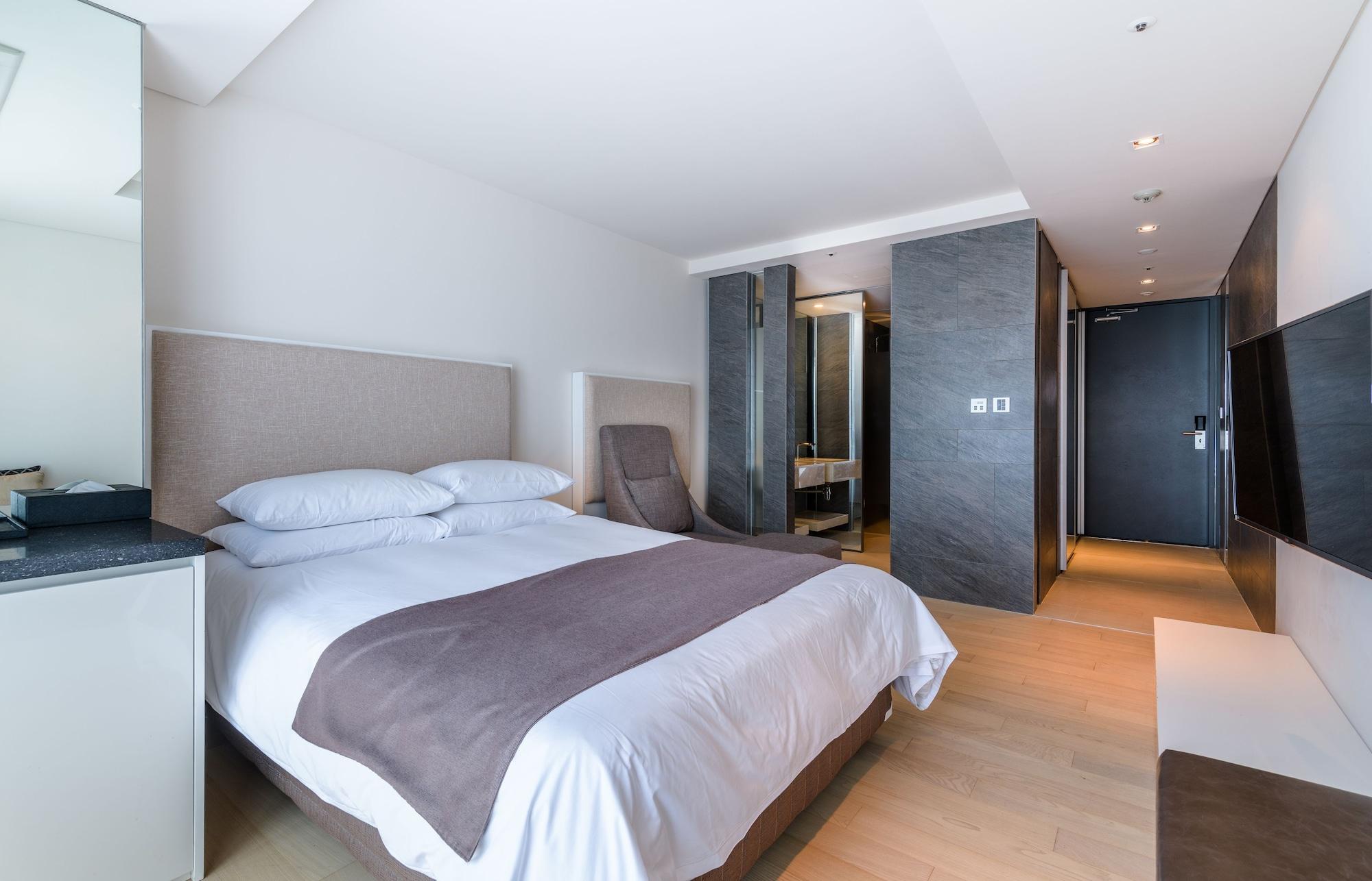 Brown Suites Hotel And Resort Jeju Exterior photo