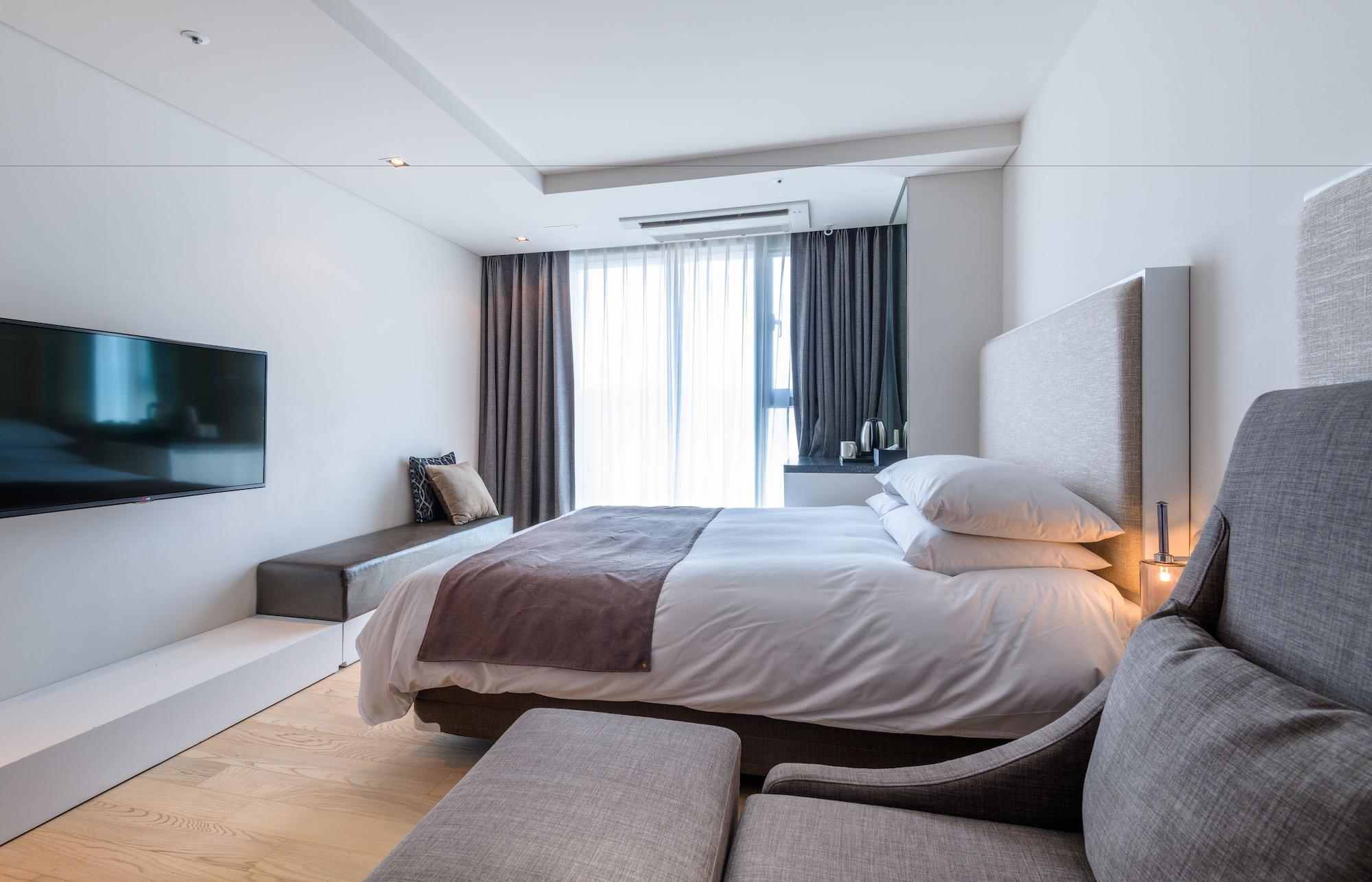 Brown Suites Hotel And Resort Jeju Exterior photo
