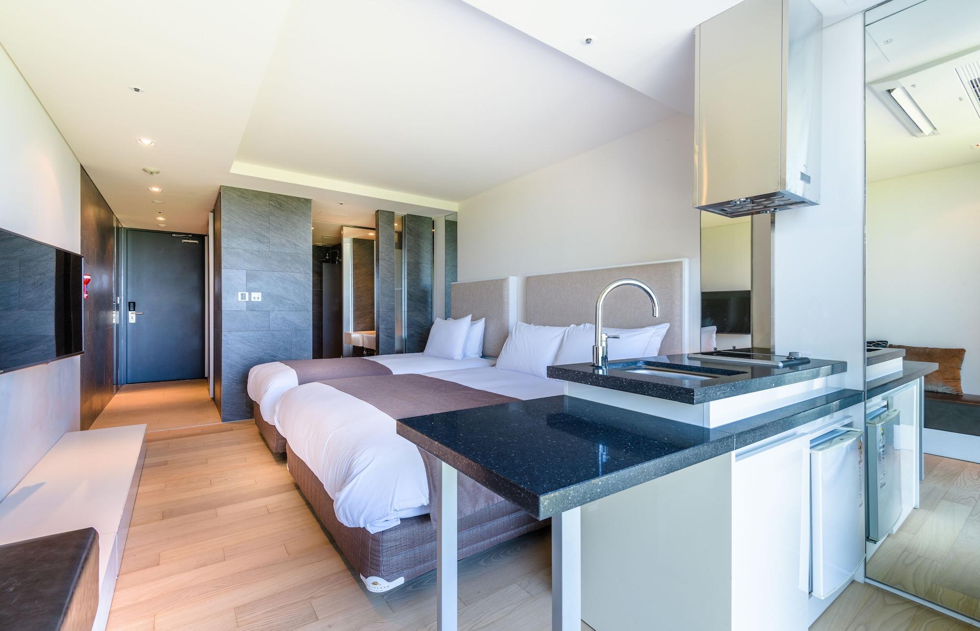 Brown Suites Hotel And Resort Jeju Exterior photo