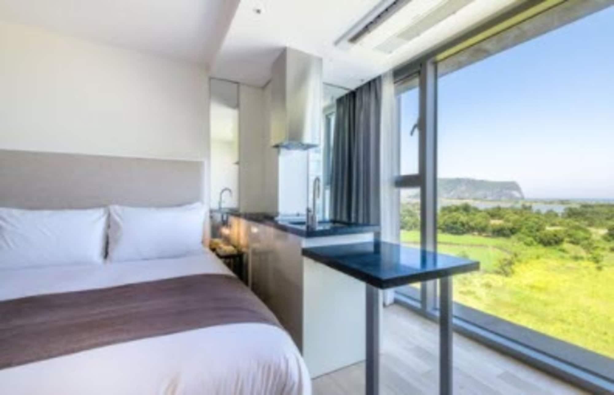 Brown Suites Hotel And Resort Jeju Exterior photo