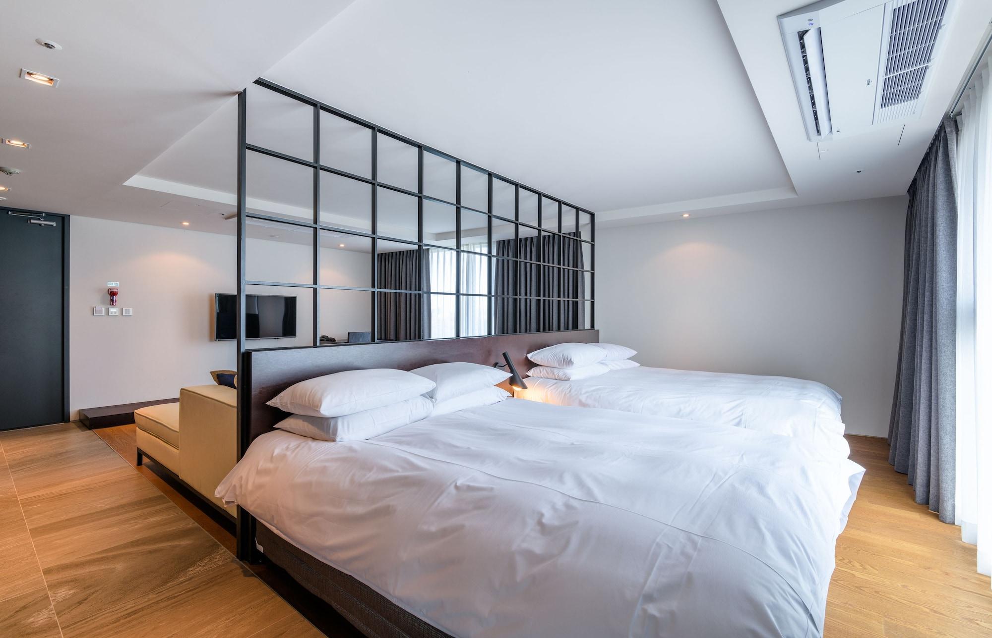 Brown Suites Hotel And Resort Jeju Exterior photo