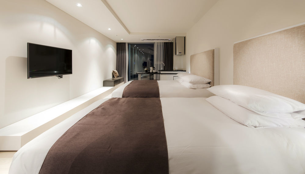 Brown Suites Hotel And Resort Jeju Exterior photo