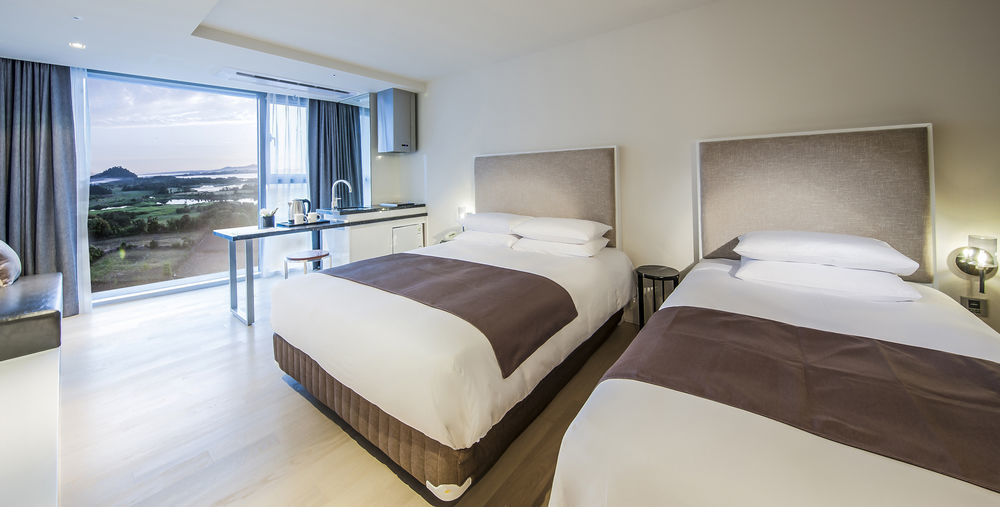 Brown Suites Hotel And Resort Jeju Exterior photo