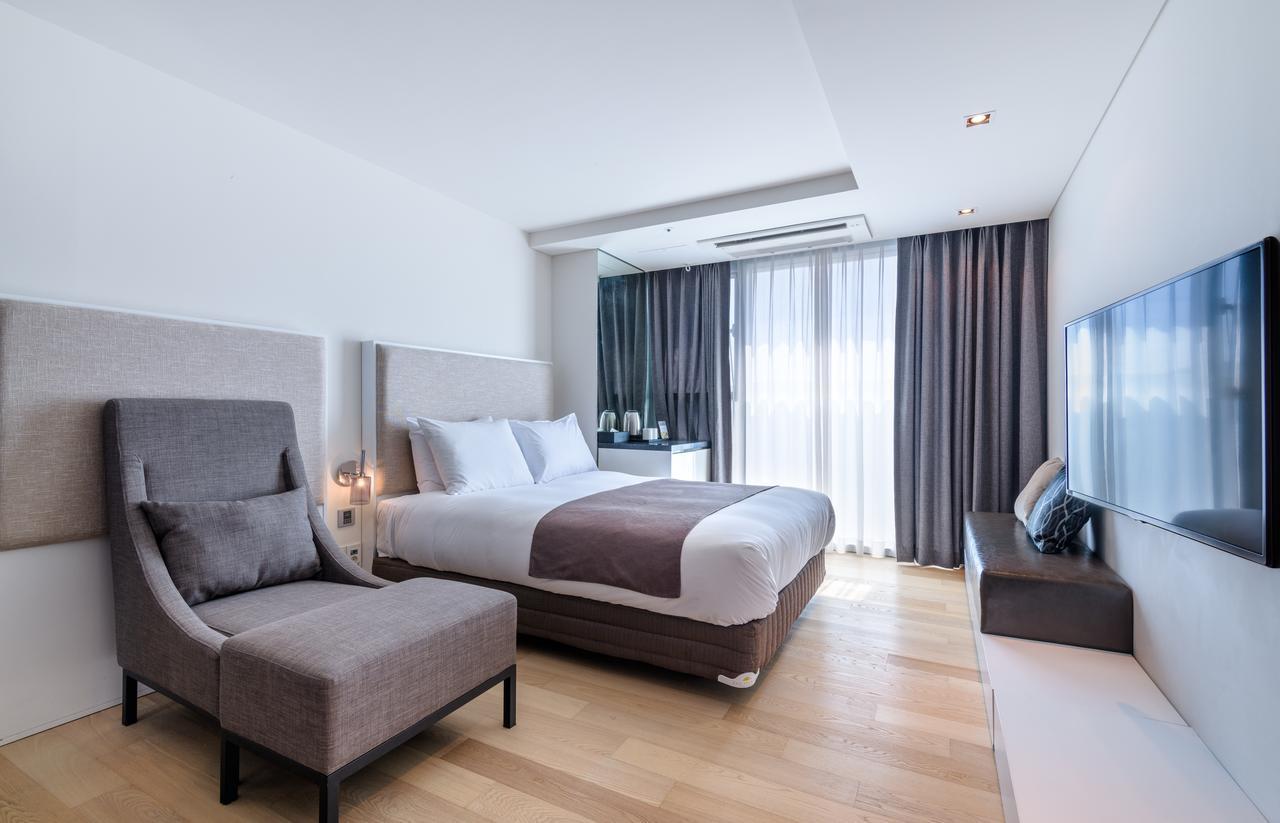 Brown Suites Hotel And Resort Jeju Exterior photo